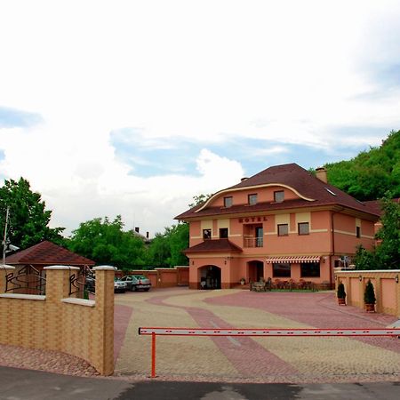Magnat Hotel Мукачеве Екстериор снимка