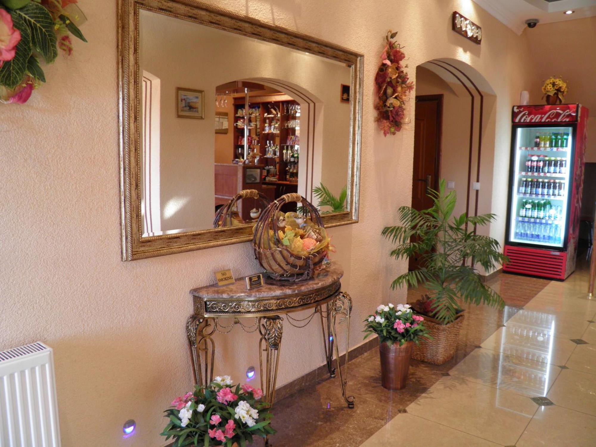Magnat Hotel Мукачеве Екстериор снимка