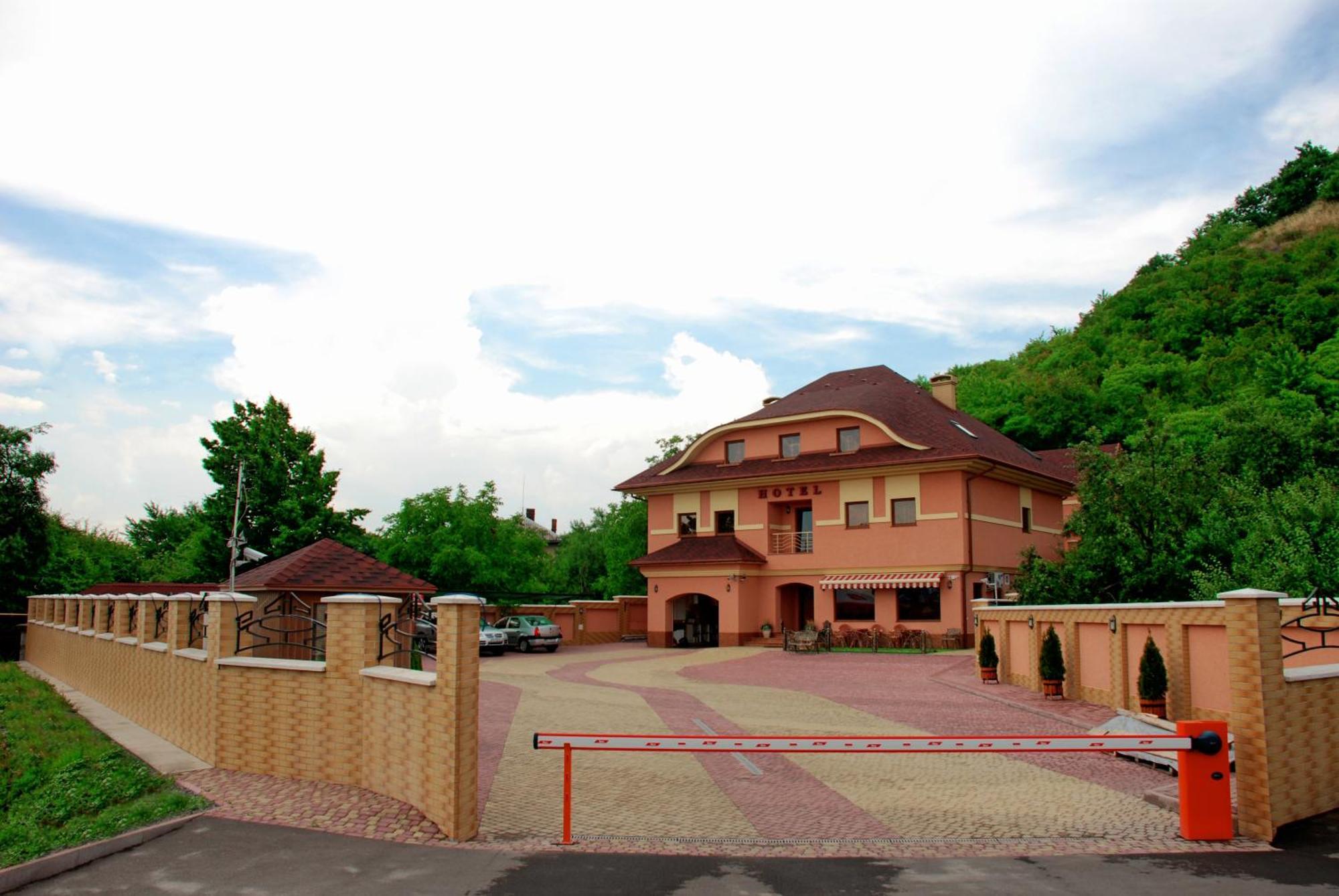 Magnat Hotel Мукачеве Екстериор снимка
